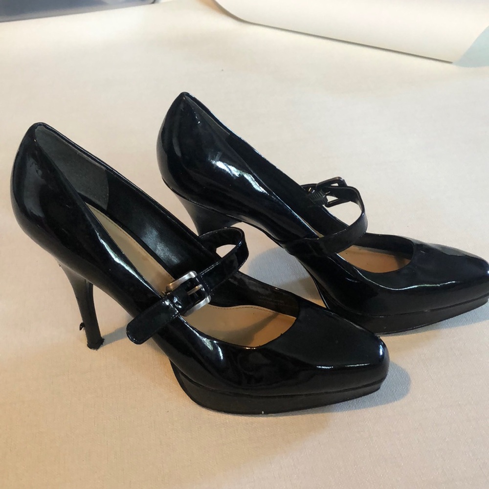 Black heels with strap
